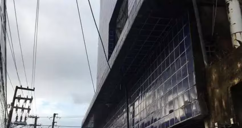 Prédio/ponto comercial 300m2, 05 casas + 02 lojas, troco em carro ou imóvel até 150mil