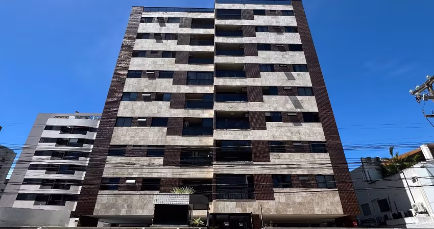 Invista  nesse Apartamento na terceira quadra da praia? Sim,92m2, 3 quartos mais dependência no Bairro de Ponta Verde , Maceió/AL