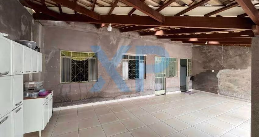 Casa à venda em Divinópolis-MG, bairro Tietê! 3 quartos, sala, banheiro, 4 vagas de garagem, 80m² - Imperdível!