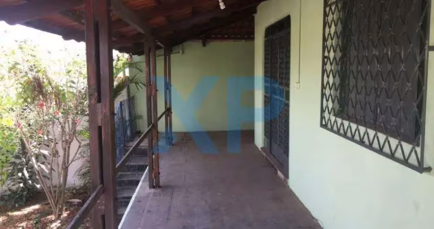 CASA COM DOIS LOTES NO BAIRRO SAGRADA FAMÍLIA