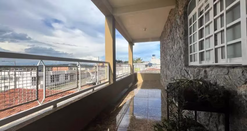 CASA COM 3 PAVIMENTOS NA REGIAO NOBRE DO BAIRRO NAÇOES EM DIVINOPOLIS MG