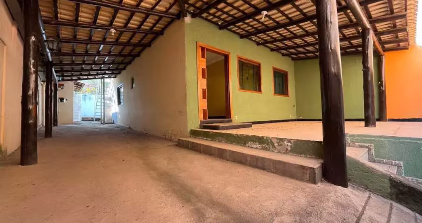 Bela casa com área de lazer completa no bairro davanuze divinópolis mg