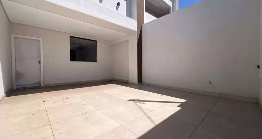 Casa a venda de 2 pavimentos no bairro itaí, divinópolis/mg