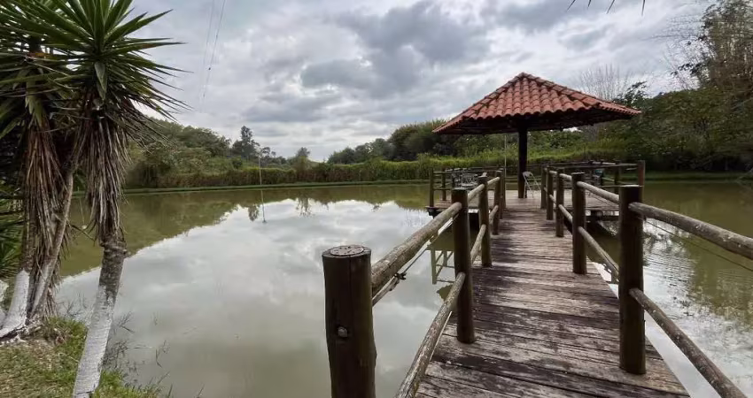 Seu paraíso particular em branquinhos: chácara completa com lagoa, piscina e pomar formado!