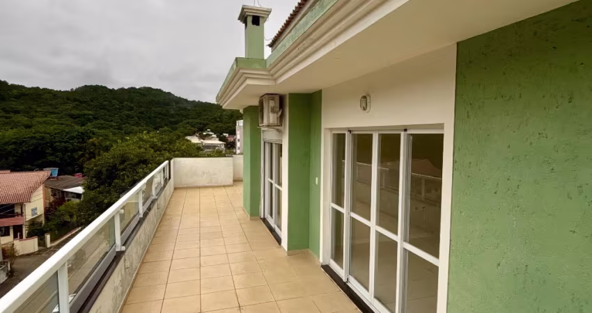 Imperdível cobertura a 700 metros da praia de jurere