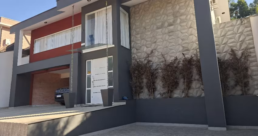 MORE COM CONFORTO E SOFISTICAÇÃO NO CENTRO DE POMERODE – RESIDÊNCIA DE ALTO PADRÃO PARA LOCAÇÃO