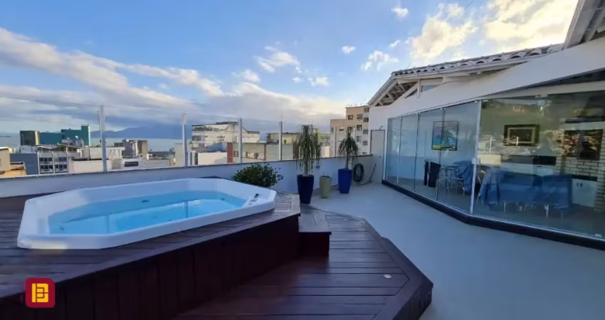 COBERTURA COM 300m²  DE ÁREA PRIVATIVA NO CENTRO DE FLORIANÓPOLIS