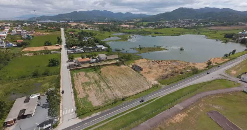 Excelente terreno comercial/residencial em governador celso ramos com 5.950 m², à 1,2 kms da br-101 e a menos de 3 kms do anel viário da grande florianópolis. ótimo para galpão de centro de distribuiç