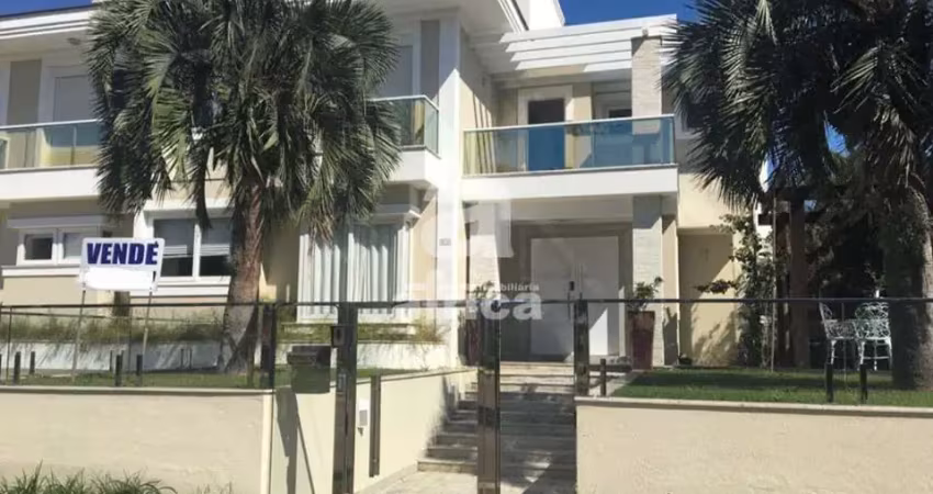 Excelente casa a 80m do mar, 4 suítes sendo 2 demi-suítes com 3 vagas de garagem em jurerê internacional florianópolis/sc - imobiliária áfrica, jurerê internacional, florianopolis - sc