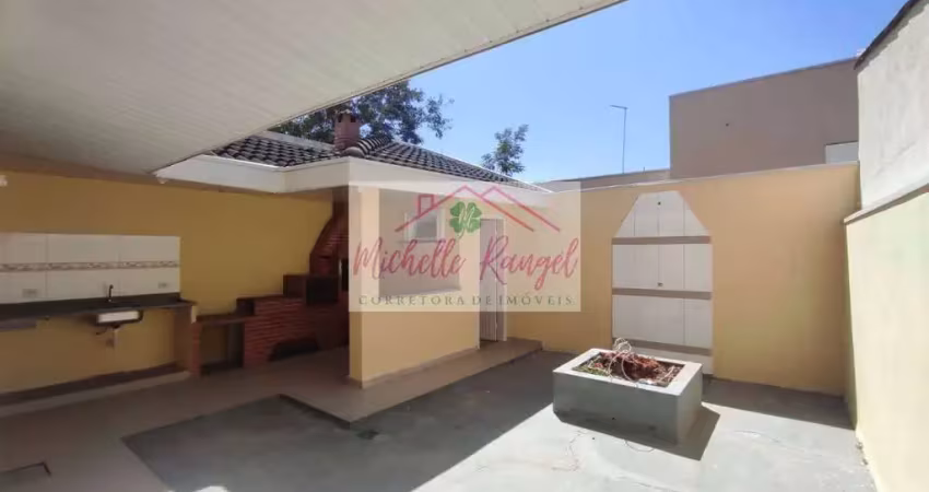 Sobrado com 03 quartos - área externa com churrasqueira - suíte c/ hidro