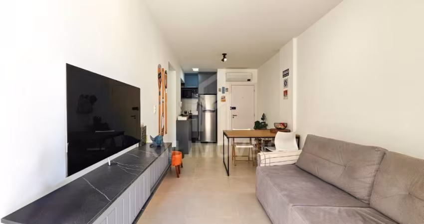 Apartamento garden semimobiliado de 1 dormitório, com uma vaga de garagem coberta + hobby-box, e vaga especial privativa para moto, a 300m da UFSC!