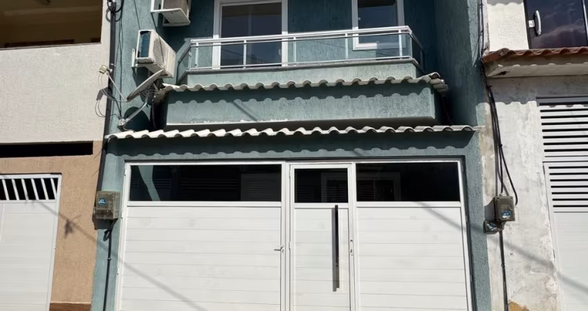 Ótima casa em Condomínio Realengo carumbe