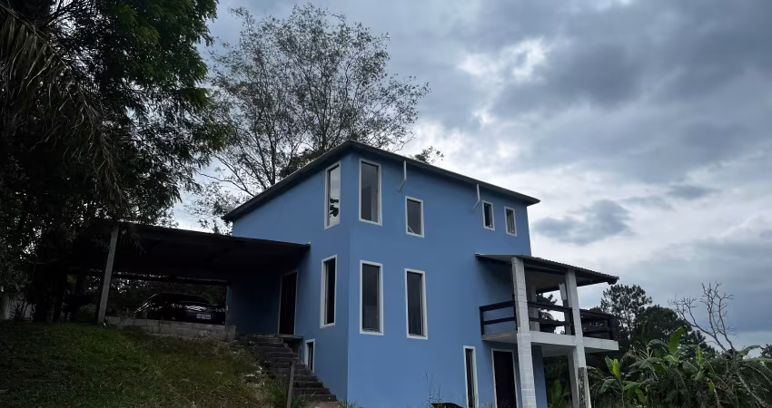 Lindo sobrado e uma chácara repleto de verde e tranquilidade 
Casa nova 