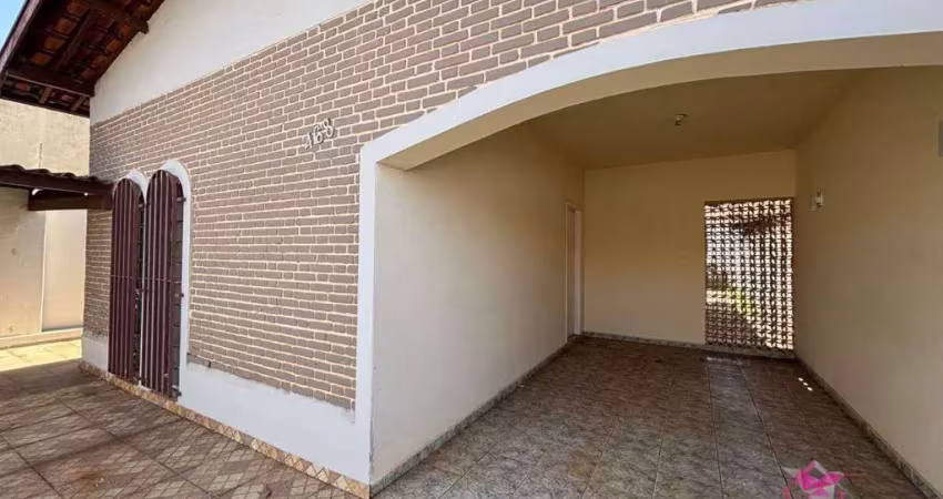 Casa de 3 dormitórios - garagem espaçosa -fácil acesso para comércios - centro - leme/sp