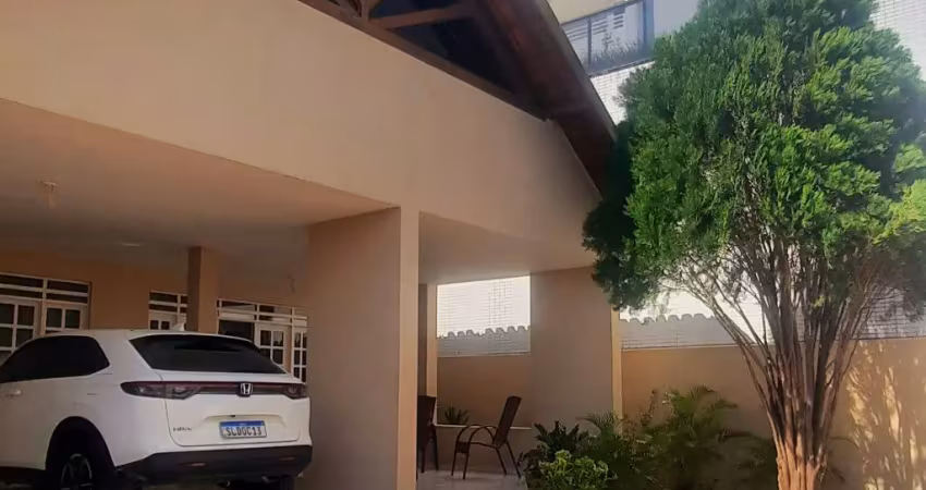 Casa no catolé, 210m2, 3 suítes, 3 salas, 4 vagas de garagem, posição nascente, terreno 13x30