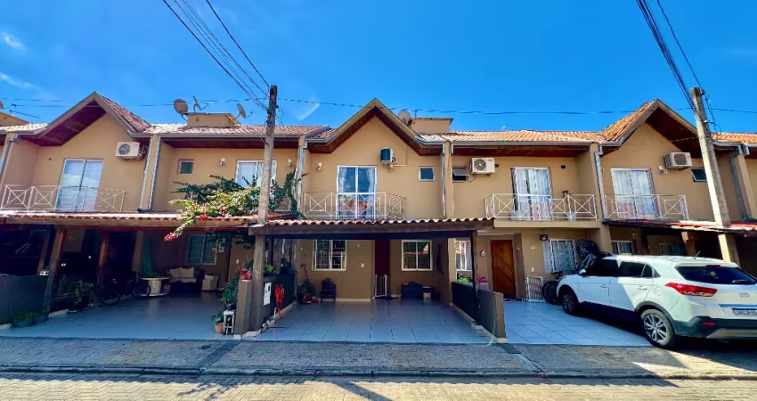 Sobrado em condomínio com quadra, playground e salão de festas.