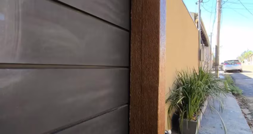 Casa a venda no bairro tijucal 500m  da avenida das torres.  totalmente reformada,  3 dormitórios sendo uma suíte, área gourmet
