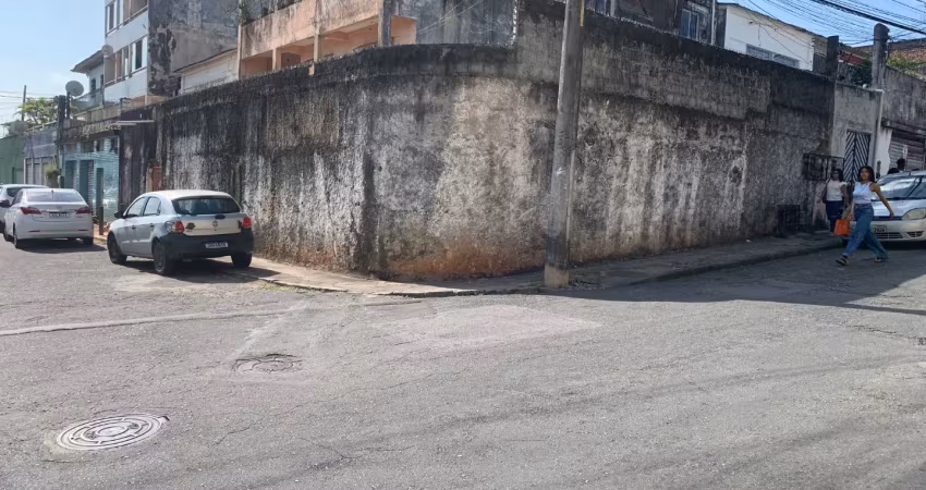 Casa terra,  precisando reforma, com uma localização espetacular