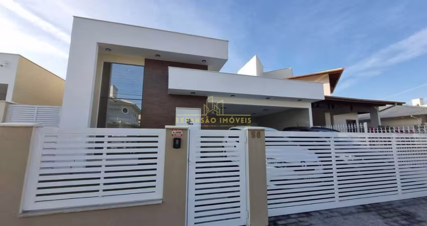 BELÍSSIMA CASA TERREA  com 187m2, no  bairro de Alto Padrão PEDRA BRANCA - PALHOÇA-SC, com 03 dormi