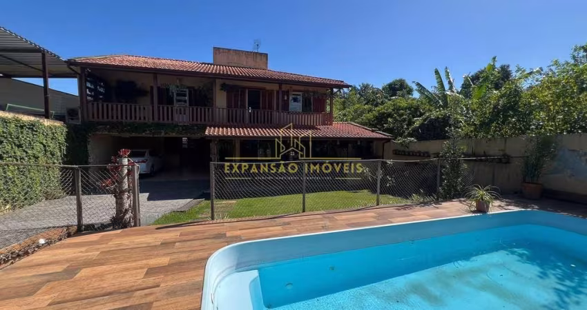 Casa à venda com piscina e amplo terreno, Fazenda Santo Antônio, São José, SC