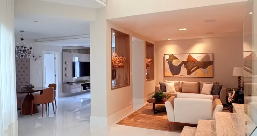 Altíssimo padrão de acabamento e decoração- disponível para locação anual, totalmente mobiliada e decorada.