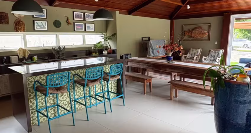 Vendo/ alugo :casa duplex, mobiliada, decorada, 4 suítes.