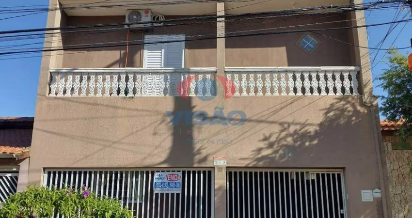 Maravilhoso sobrado com casa pequena nos fundos!