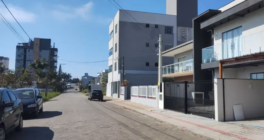 Imóvel novo! casa geminada mobiliada com 02 suítes, localizada a 200 metros da praia!