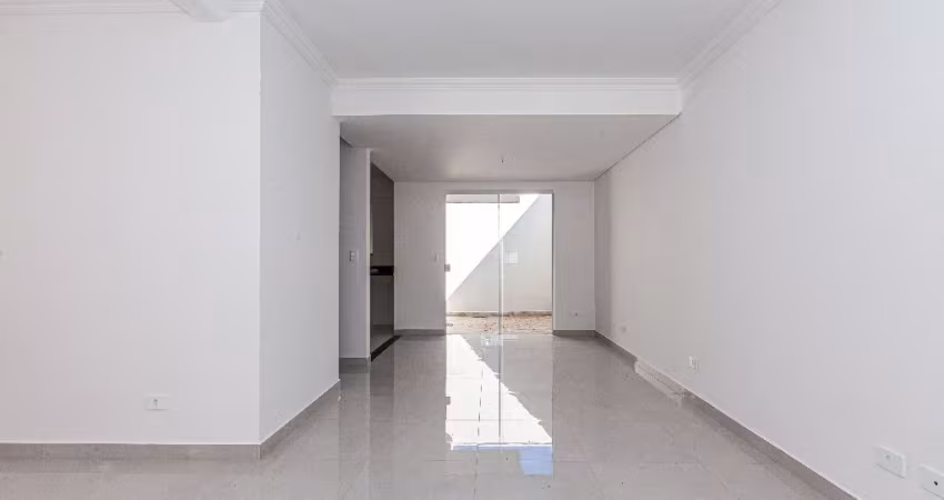 Sobrado espaçoso para alugar com 3 quartos, ático, 4 vagas e excelente localização em Santa Felicidade