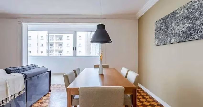 Ótimo apartamento reformado com iluminação natural.