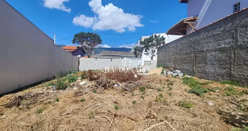 Terreno em extrema a venda com 300m  sendo 12 de frente por 25 multifamiliar