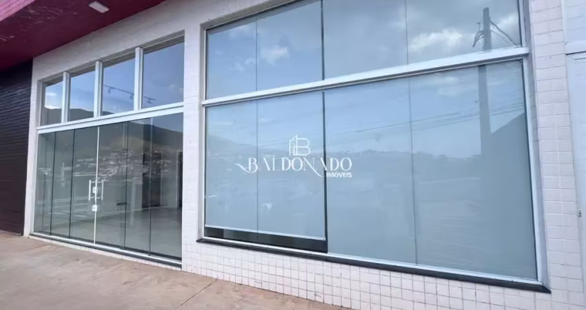 Salão comercial em extrema mg para alugar 60m  região central fachada de vidro