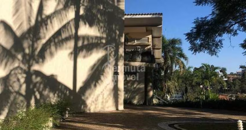 Casa à venda com 700m², 4 suítes, sala de estar, sala de jantar, cozinha, área de serviço, garagem coberta no Residencial Tamboré 1