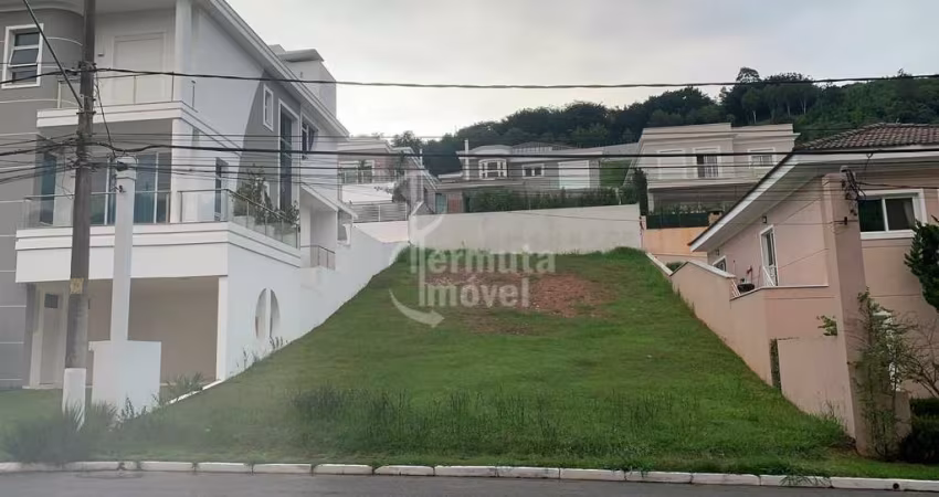 Alphasítio - Terreno com 420m² em aclive no Alphasítio