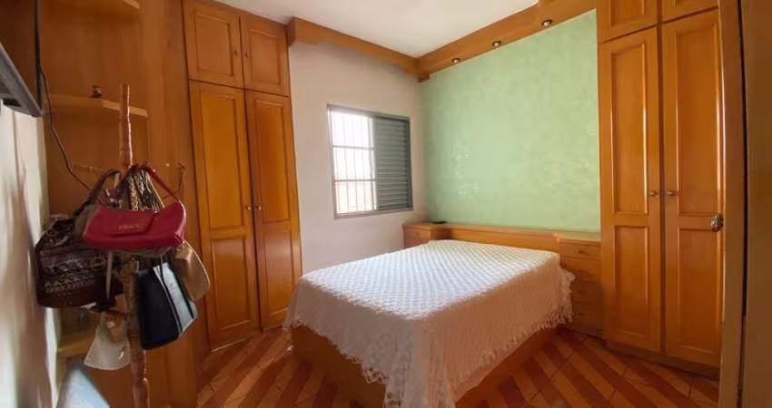 Funcional sobrado para venda com 3 quartos, sendo 1 suíte, 157m²