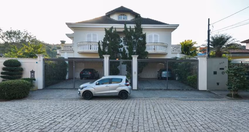 Atraente casa de vila para venda com 4 quartos, sendo 4 suítes, 450m²