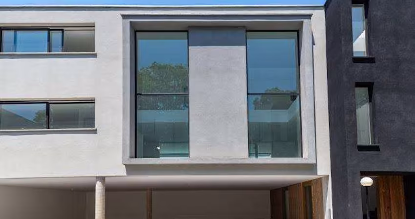 Confortável casa em condomínio para venda com 4 quartos, sendo 4 suítes, 686m²