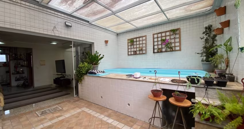 Casa Triplex com Piscina no Bairro do Embaré