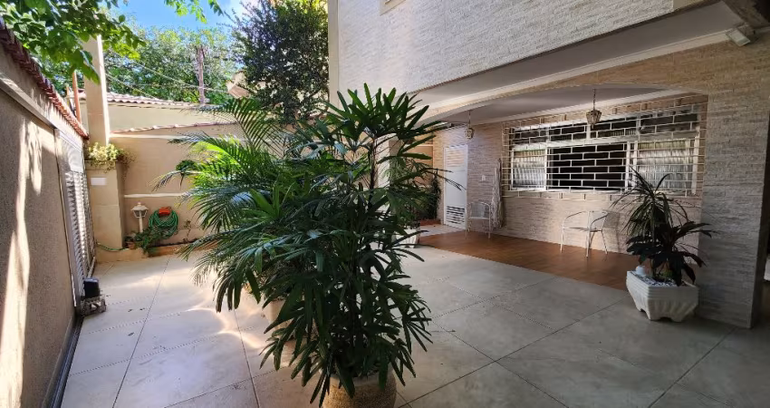 SOBRADO COM 156M² ÚTEIS, 3 QUARTOS SENDO 2 SUÍTES, QUINTAL, 2 VAGAS DE GARAGEM