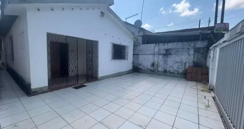 Casa bem localizada com 03 quartos no bairro do barro terreno medindo 8x38