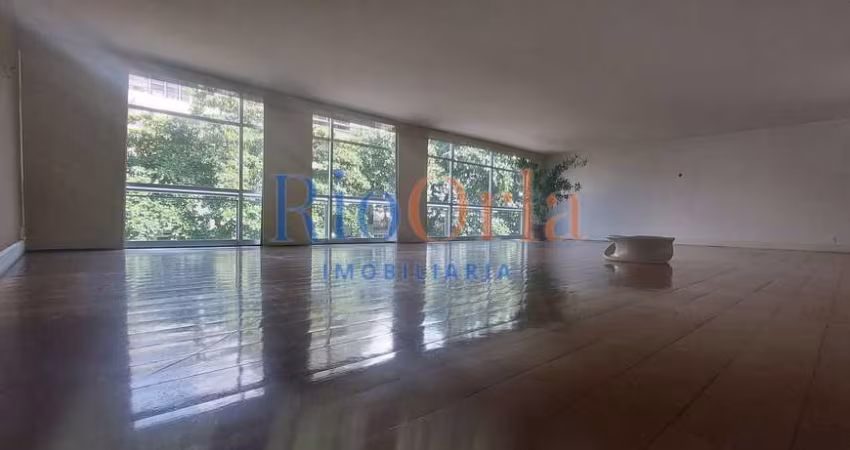 Leblon, quadra da praia, 1 por andar, 297 m2, 3 quartos, luxo!