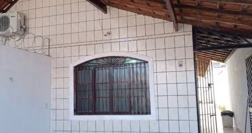 Casa Bairro de Vila Mirim com 125 m² a 300 metros da Praia