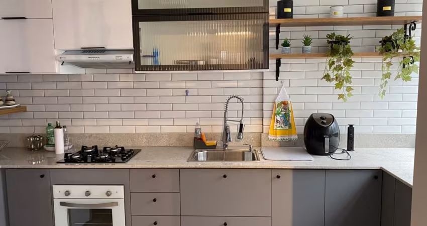 APARTAMENTO TOTALMENTE MOBILIADO EM ÓTIMA LOCALIZAÇÃO NO CENTRO DE FLORIANÓPOLIS