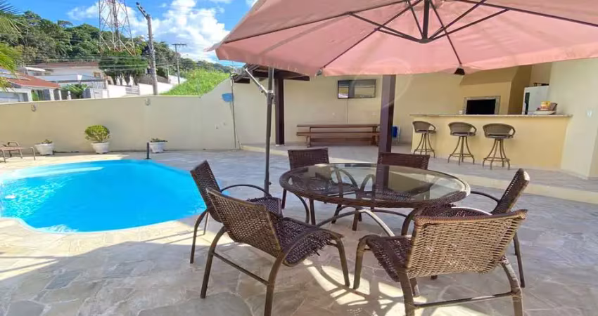 Imperdível! Casa à venda no Centro I em Brusque-SC: 4 quartos, 1 suíte, 2 salas, 3 banheiros, 5 vagas de garagem, 294,69m².