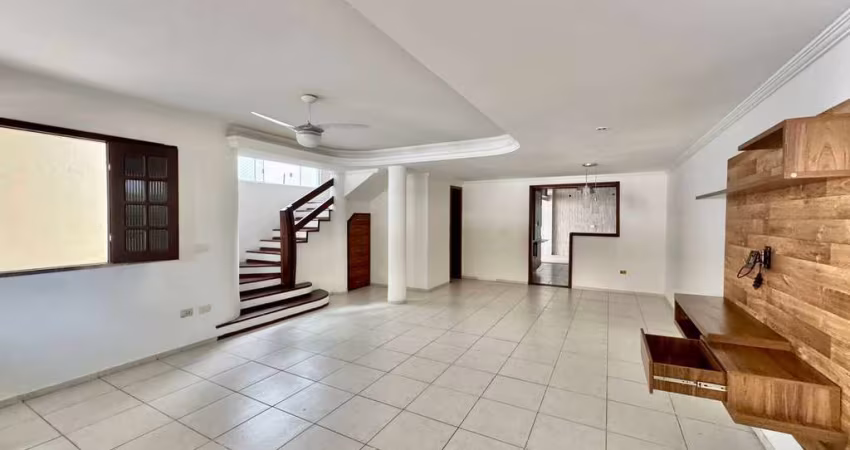 Casa Duplex em condomínio à venda na C. dos Funcionários de 180m² R$598.000