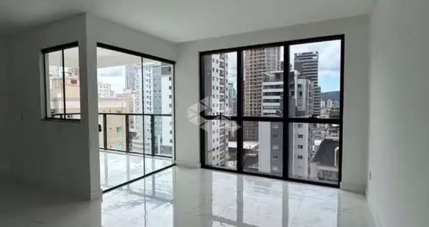 Apartamento com ótima localização na meia praia - itapema