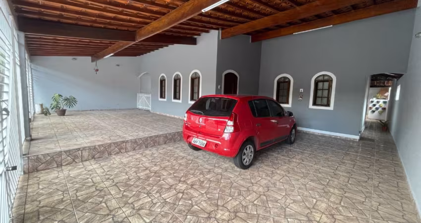 Linda casa , com excelente acabamento , com edícula comple