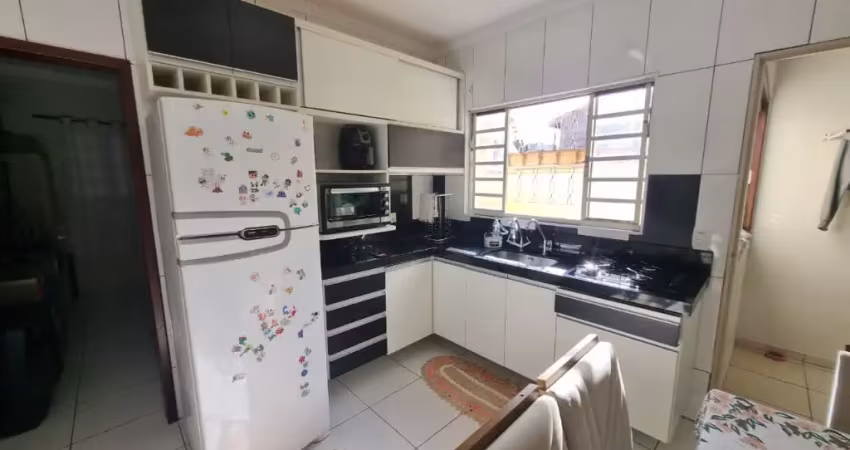 Linda casa , com cozinha planejada , boa localização, próxima de mercado , açougue, farmácia