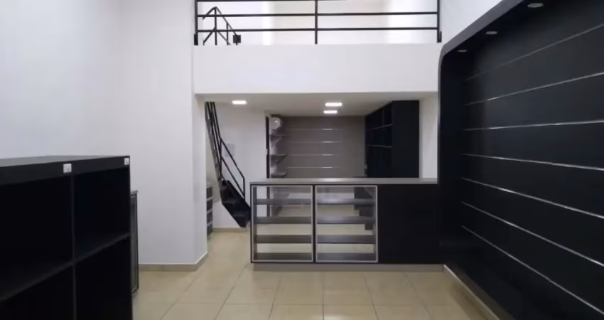 Linda loja montada com banheiro privativo e moveis planejados