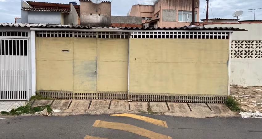NA QR 406 - CASA DE 03 QUARTOS - ÓTIMA LOCALIZAÇÃO - QD. VALORIZADA. AC. FINANC.